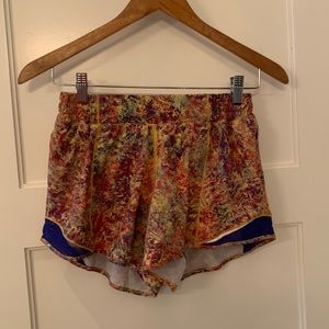 Lululemon SeaWheeze 2019 Hotty Hot shorts (4”) - size 6